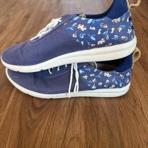 Toms floral tennis shoes